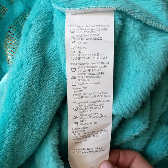 Snuggie Tails Adult Mermaid Tail Blanket Aqua Gltr - Picture 11 of 11